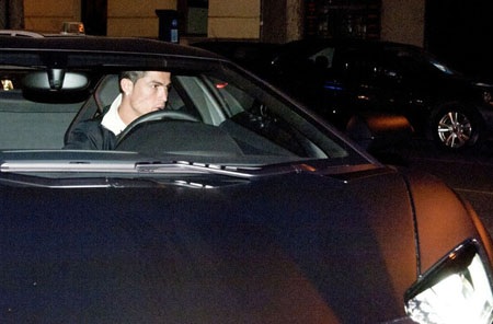 C. Ronaldo “sành điệu” cưỡi siêu xe mới dạo phố - 5