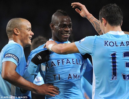 Balotelli lại ăn mừng gây sốc sau khi ghi bàn - 1 Balotelli lại ăn mừng gây sốc sau khi ghi bàn - 1