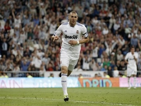 Benzema lập cú đúp, Real Madrid củng cố ngôi đầu - 1