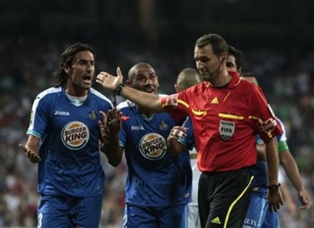 Benzema lập cú đúp, Real Madrid củng cố ngôi đầu - 2