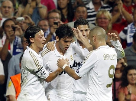 Real Madrid và Barcelona "diễu võ dương oai" - 1 Real Madrid và Barcelona "diễu võ dương oai" - 1