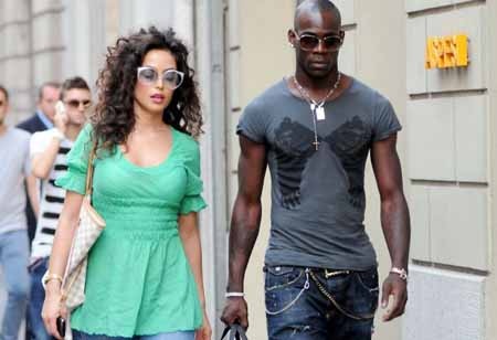 “Ngựa chứng” Balotelli cực “ngầu” cùng bạn gái đi mua sắm - 9 “Ngựa chứng” Balotelli cực “ngầu” cùng bạn gái đi mua sắm - 9