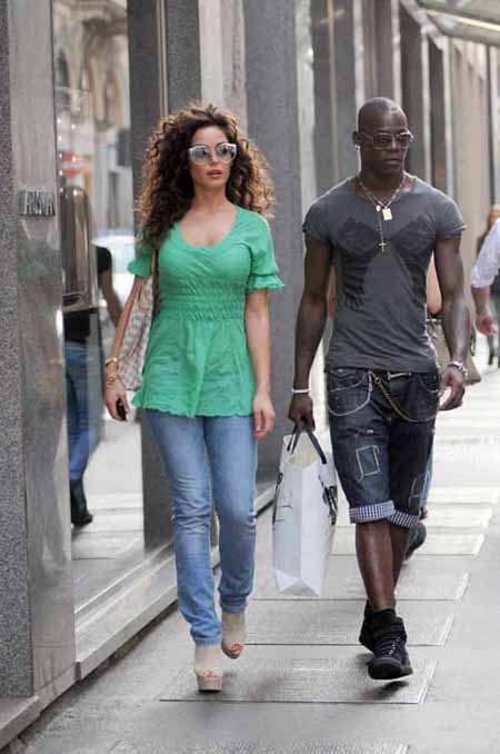“Ngựa chứng” Balotelli cực “ngầu” cùng bạn gái đi mua sắm - 1 “Ngựa chứng” Balotelli cực “ngầu” cùng bạn gái đi mua sắm - 1