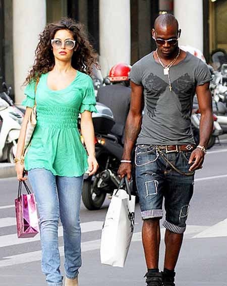 “Ngựa chứng” Balotelli cực “ngầu” cùng bạn gái đi mua sắm - 3 “Ngựa chứng” Balotelli cực “ngầu” cùng bạn gái đi mua sắm - 3