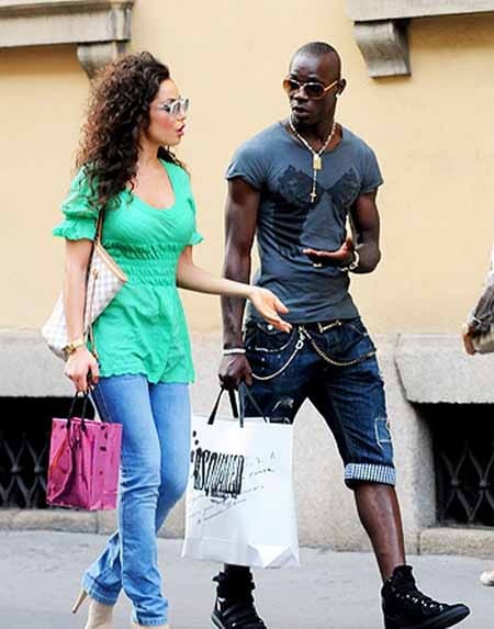 “Ngựa chứng” Balotelli cực “ngầu” cùng bạn gái đi mua sắm - 4 “Ngựa chứng” Balotelli cực “ngầu” cùng bạn gái đi mua sắm - 4