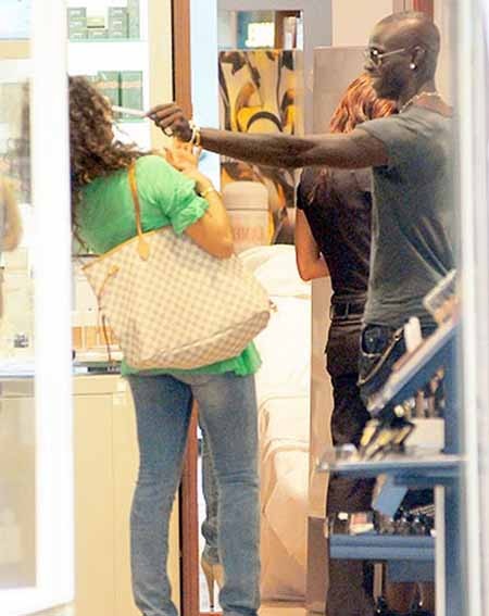 “Ngựa chứng” Balotelli cực “ngầu” cùng bạn gái đi mua sắm - 5 “Ngựa chứng” Balotelli cực “ngầu” cùng bạn gái đi mua sắm - 5