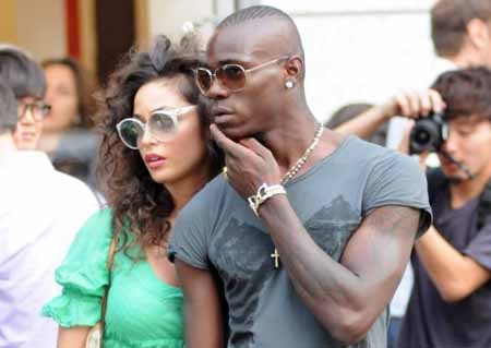 “Ngựa chứng” Balotelli cực “ngầu” cùng bạn gái đi mua sắm - 7 “Ngựa chứng” Balotelli cực “ngầu” cùng bạn gái đi mua sắm - 7
