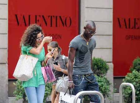“Ngựa chứng” Balotelli cực “ngầu” cùng bạn gái đi mua sắm - 8 “Ngựa chứng” Balotelli cực “ngầu” cùng bạn gái đi mua sắm - 8