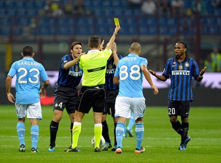 “Bóng đen” bao phủ thành Milan - 1