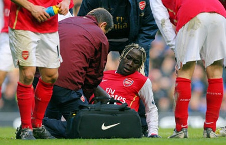 Sagna chấn thương, hàng thủ Arsenal “thủng” nghiêm trọng - 1 Sagna chấn thương, hàng thủ Arsenal “thủng” nghiêm trọng - 1