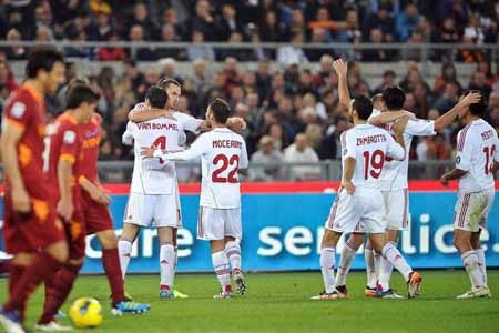 Ibra lập cú đúp, AC Milan “kéo sập”pháo đài Olimpico - 2