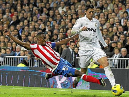 Cristiano Ronaldo dính chấn thương mắt cá chân - 1