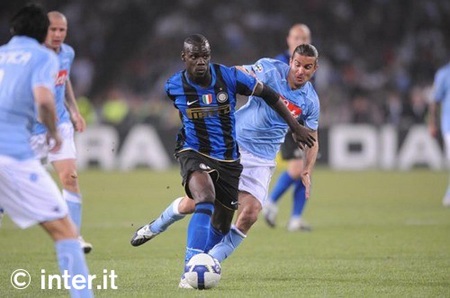 Balotelli và sức ép từ nạn phân biệt chủng tộc tại Napoli - 3 Balotelli và sức ép từ nạn phân biệt chủng tộc tại Napoli - 3