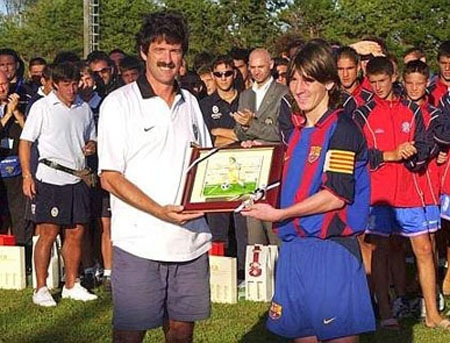 Chùm ảnh: Tuổi thơ của các “ngôi sao” Barcelona - 4