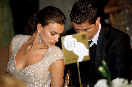 Ronaldo lịch lãm trong ngày tôn vinh bạn gái - 4 Ronaldo lịch lãm trong ngày tôn vinh bạn gái - 4