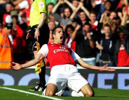 Van Persie: Kẻ thách thức đáng gờm của Messi, Ronaldo - 3 Van Persie: Kẻ thách thức đáng gờm của Messi, Ronaldo - 3
