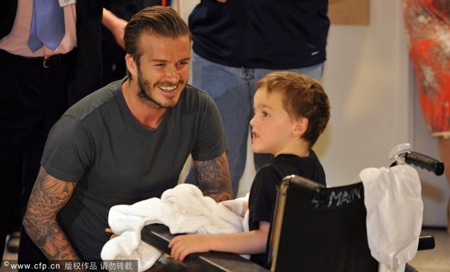 Vừa tới Australia, Beckham đã tới thăm những “bệnh nhân nhí” - 3 Vừa tới Australia, Beckham đã tới thăm những “bệnh nhân nhí” - 3