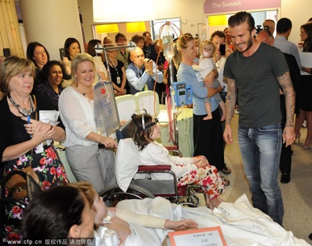Vừa tới Australia, Beckham đã tới thăm những “bệnh nhân nhí” - 4 Vừa tới Australia, Beckham đã tới thăm những “bệnh nhân nhí” - 4