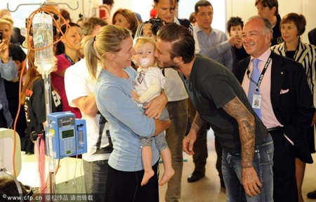Vừa tới Australia, Beckham đã tới thăm những “bệnh nhân nhí” - 2 Vừa tới Australia, Beckham đã tới thăm những “bệnh nhân nhí” - 2