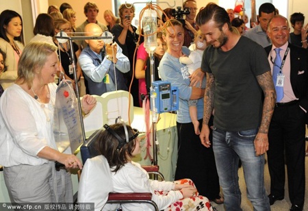 Vừa tới Australia, Beckham đã tới thăm những “bệnh nhân nhí” - 5 Vừa tới Australia, Beckham đã tới thăm những “bệnh nhân nhí” - 5
