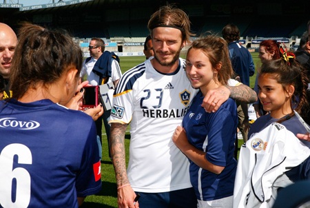 Vừa tới Australia, Beckham đã tới thăm những “bệnh nhân nhí” - 7 Vừa tới Australia, Beckham đã tới thăm những “bệnh nhân nhí” - 7
