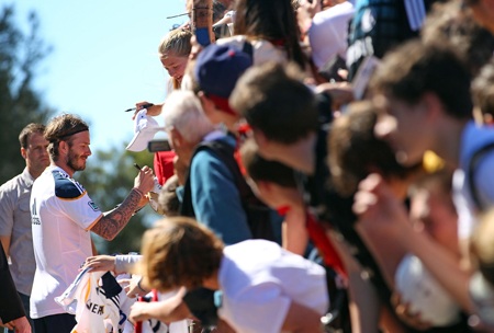 Vừa tới Australia, Beckham đã tới thăm những “bệnh nhân nhí” - 9 Vừa tới Australia, Beckham đã tới thăm những “bệnh nhân nhí” - 9