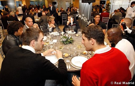 Dàn sao Real Madrid tổ chức tiệc Giáng sinh ấm cúng - 7 Dàn sao Real Madrid tổ chức tiệc Giáng sinh ấm cúng - 7