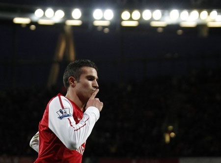 Robin van Persie muốn gắn bó với sân Emirates - 1