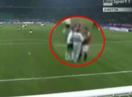 Ibrahimovic lại dính nghi án tát cầu thủ đối phương - 1 Ibrahimovic lại dính nghi án tát cầu thủ đối phương - 1