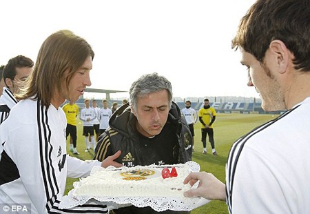 Mourinho nhận quà sinh nhật bất ngờ từ học trò - 1