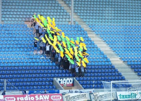 Màn cổ vũ độc đáo chưa từng thấy trên khán đài