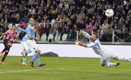 Nhấn chìm Napoli, Juventus “phả hơi nóng” lên AC Milan