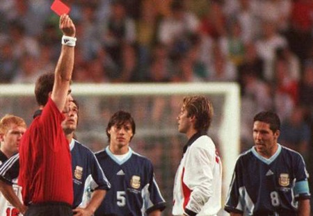 Những chiếc thẻ đỏ “ngớ ngẩn” nhất thế giới bóng đá