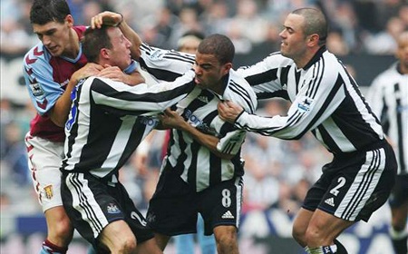 Những chiếc thẻ đỏ “ngớ ngẩn” nhất thế giới bóng đá