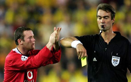 Những chiếc thẻ đỏ “ngớ ngẩn” nhất thế giới bóng đá