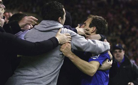 Những chiếc thẻ đỏ “ngớ ngẩn” nhất thế giới bóng đá