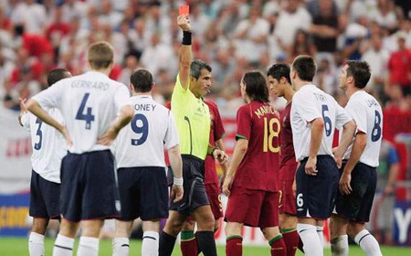 Những chiếc thẻ đỏ “ngớ ngẩn” nhất thế giới bóng đá