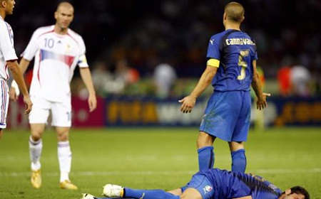 Những chiếc thẻ đỏ “ngớ ngẩn” nhất thế giới bóng đá