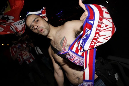 CĐV Atletico Madrid ăn mừng chức vô địch trong “bữa tiệc lửa” 