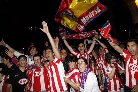 CĐV Atletico Madrid ăn mừng chức vô địch trong “bữa tiệc lửa” 