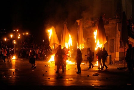 CĐV Atletico Madrid ăn mừng chức vô địch trong “bữa tiệc lửa” 