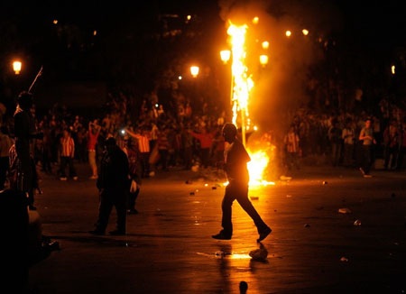 CĐV Atletico Madrid ăn mừng chức vô địch trong “bữa tiệc lửa” 