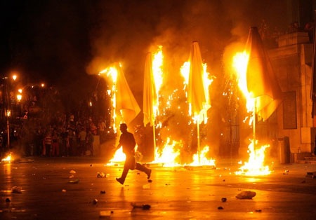CĐV Atletico Madrid ăn mừng chức vô địch trong “bữa tiệc lửa” 