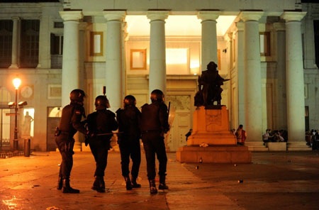 CĐV Atletico Madrid ăn mừng chức vô địch trong “bữa tiệc lửa” 