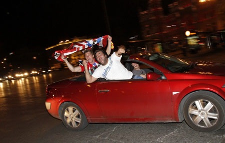 CĐV Atletico Madrid ăn mừng chức vô địch trong “bữa tiệc lửa” 