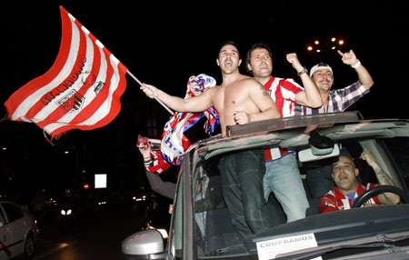 CĐV Atletico Madrid ăn mừng chức vô địch trong “bữa tiệc lửa” 