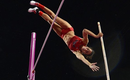 VĐV Isinbayeva không thể đoạt HCV nhảy sào lần 3 ở Olympic - 1 Vận động viên người Mỹ, Jennifer Suhr đã xuất sắc đánh bại Isinbayeva để giành huy chương vàng