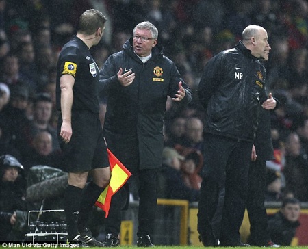 Trọng tài Mike Dean giúp Alex Ferguson thoát khỏi án phạt từ FA