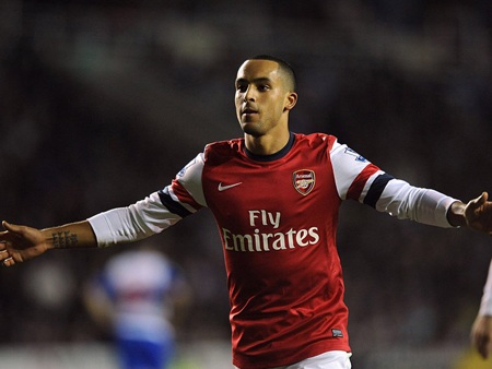 Arsenal gợi lại chuyện Van Persie để hy vọng MU bán rẻ Nani - 2 HLV Wenger đang nỗ lực để giữ chân Walcott