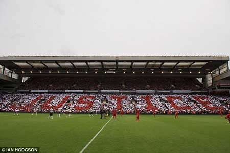Liverpool và MU tưởng nhớ nạn nhân thảm họa Hillsborough - 1 Những thông điệp “Justice”, “The Truth” hay “96” được “vẽ” lên trên khán đài sân Anfield
